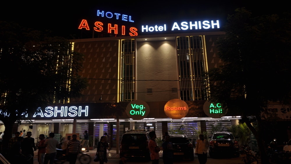 Restaurants near by Platinum plaza